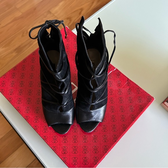 Open toes Guess Ankle Boots 5 1/2 M. - Picture 2 of 5